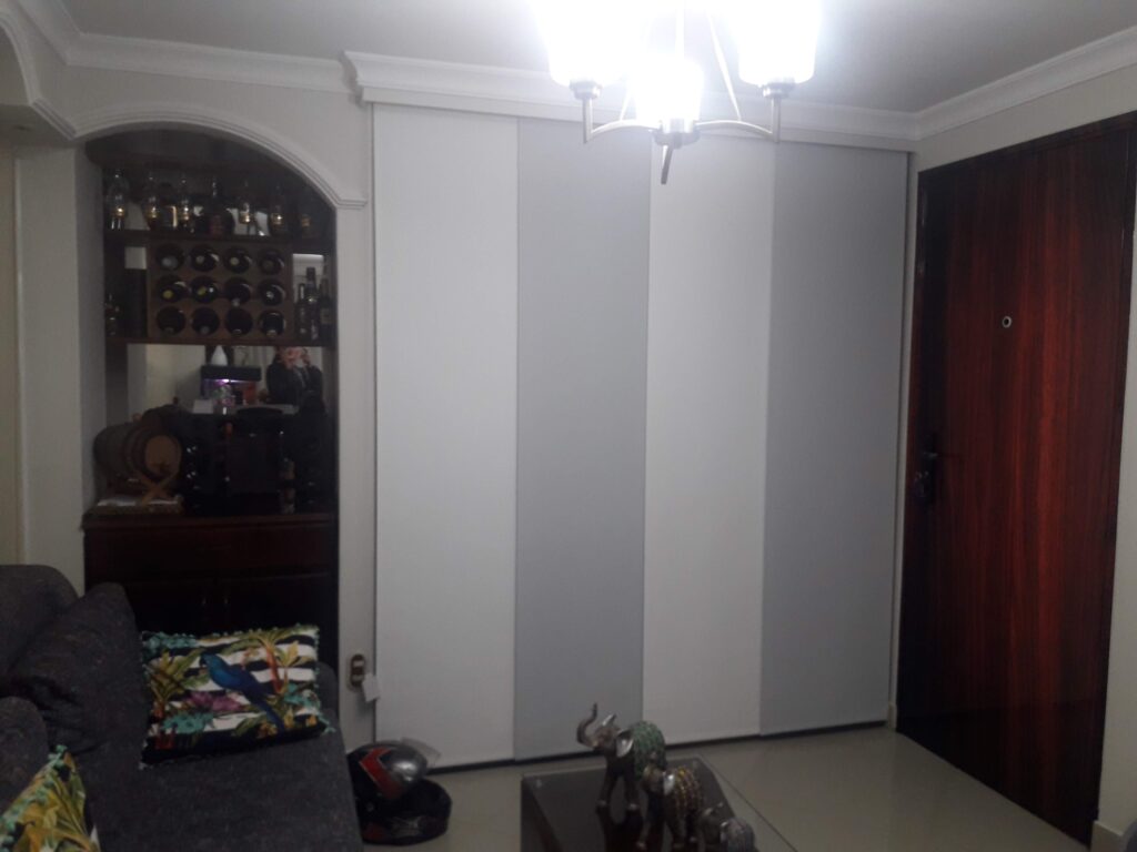 paneles japoneses screen o estampados persiana en sala de hogar